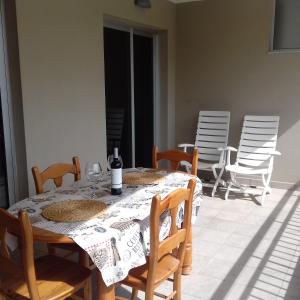 stół jadalny i krzesła z białym stołem i krzesłami w obiekcie Apartamento Sunset w mieście Palm-Mar