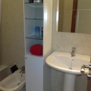Baño blanco con lavabo y espejo en Apartamento Sunset, en Palm-mar