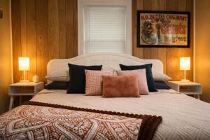 ein Schlafzimmer mit einem großen Bett und zwei Lampen in der Unterkunft Broad Ripple Home witth Hot Tub Near Downtown Indy in Indianapolis + 66 Fotos