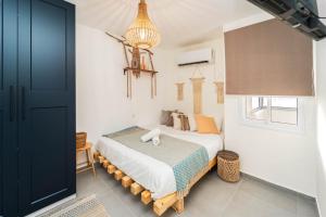 a bedroom with a bed in a room at אשראם-Ashram Eilat in Eilat