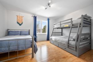 a bedroom with two bunk beds and a window at A Getaway on Lake Champlain in Venise-en-Québec