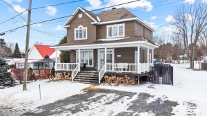 a group of dogs standing in front of a house at A Getaway on Lake Champlain in Venise-en-Québec