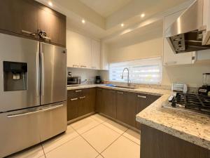 ครัวหรือมุมครัวของ Casa Moderna en privada con Alberca 5 min del Aeropuerto y Consulado Americano +34 ภาพ