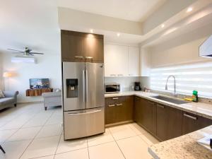 ครัวหรือมุมครัวของ Casa Moderna en privada con Alberca 5 min del Aeropuerto y Consulado Americano