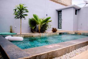 a swimming pool in the backyard of a house at MILLENIUM SUITES - Piscine privée in Yamoussoukro