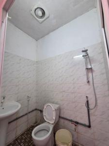 a bathroom with a toilet and a sink at Studio Cite Progres in Djibouti