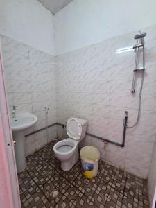 a bathroom with a toilet and a sink at Studio Cite Progres in Djibouti