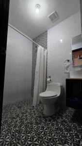 a bathroom with a toilet and a shower and a sink at Apartamento 05 6ta Av Zona 1 Edificio Edwards in Las Victorias