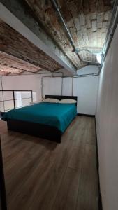 a bedroom with a green bed and a wooden floor at Apartamento 05 6ta Av Zona 1 Edificio Edwards in Las Victorias