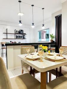 a kitchen and dining room with a table and chairs at APË GOLD NO CENTRO DA CIDADE COM AR E CAMA KINg in Formosa