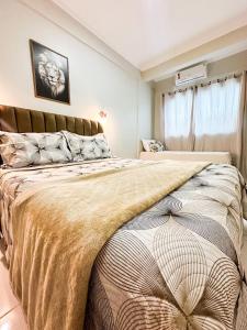 a bedroom with a large bed in a room at APË GOLD NO CENTRO DA CIDADE COM AR E CAMA KINg in Formosa