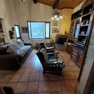 a living room with a couch and a table at Il Paradiso Della Montagna in Cutigliano