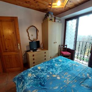 a bedroom with a bed and a mirror and a window at Il Paradiso Della Montagna in Cutigliano