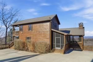 a log home with a gambrel roof at Majestic Mountaintop Escape in Blue Ridge