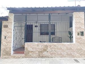a gate on a building with a cat in it at DeptoSarmiento in Paso de los Libres