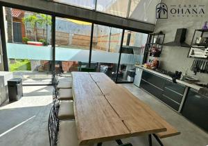 a wooden table and some chairs in a kitchen at Casa Ohana Morelos in Tlayacapan