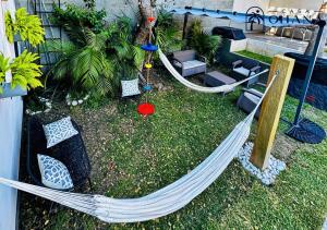 a hammock in a yard with a swing at Casa Ohana Morelos in Tlayacapan