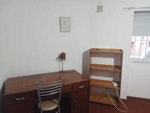 an office with a desk and a chair in a room at apartamento com varios quartos in Coimbra