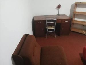 a living room with a couch and a desk and a chair at apartamento com varios quartos in Coimbra +2 photos