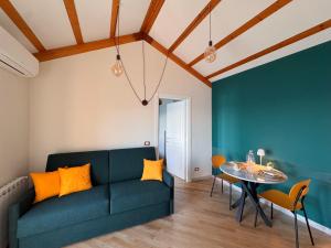 a living room with a green couch and a table at Marilú vista mare con giardino in Genoa +22 photos