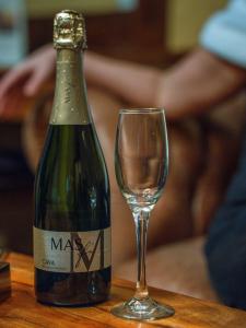 a bottle of wine and a glass on a table at Butikowy Hotel Zameczek in Książ Wielki