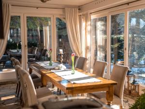 a dining room with a wooden table and chairs at Butikowy Hotel Zameczek in Książ Wielki