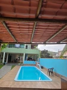 ein großer Swimmingpool vor einem Haus in der Unterkunft kibeleza in Ilhéus