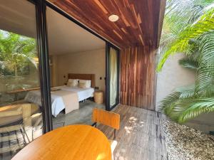 a bedroom with a bed and a table in a room at Makena Hotel in Icaraí +103 photos