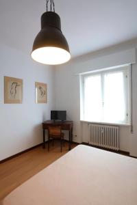 an empty room with a desk and a window at Solferino Green - Modern Stay - Near station in Brescia