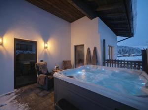 a jacuzzi tub in a room with at Lodge am Wetterstein in Ehrwald