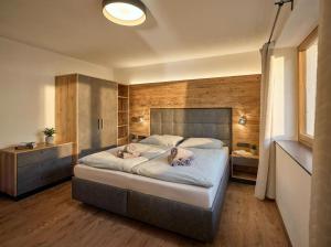 a bedroom with a large bed in a room at Lodge am Wetterstein in Ehrwald