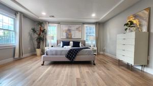 a bedroom with a bed and a dresser and windows at Luxury New House 6B4B in Arlington