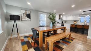 a kitchen and dining room with a table and chairs at Luxury New House 6B4B in Arlington