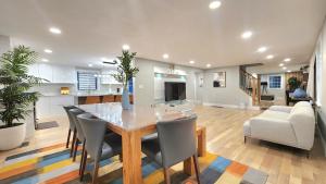 a dining room and living room with a table and chairs at Luxury New House 6B4B in Arlington