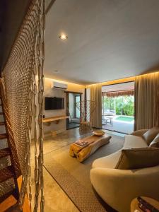 a living room with a couch and a tv at Makena Hotel in Icaraí