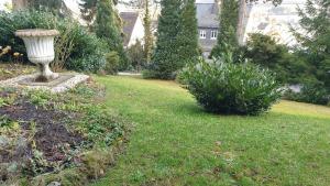 a garden with a statue in the middle of a yard at Luxury View in Westerburg