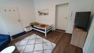 a small room with a bed and a tv at Monteurzimmer 05 in Parchim in Parchim