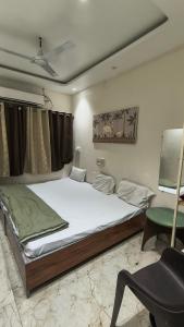 a bedroom with a large bed and a desk at Hotel flexistays central dhantoli in Dhantoli