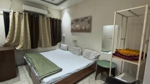 a small room with a bed and a mirror at Hotel flexistays central dhantoli in Dhantoli