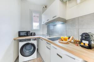 a kitchen with a washer and a washing machine at Le Cocoon d'Alfortville - Aux portes de Paris in Alfortville