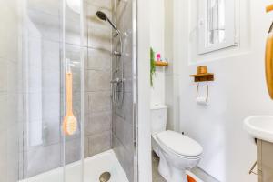 a bathroom with a shower and a toilet and a sink at Le Cocoon d'Alfortville - Aux portes de Paris in Alfortville