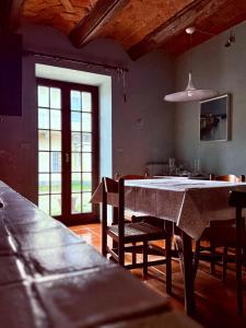 a dining room with a table and chairs in a room at B&B il Baciass in Pinerolo