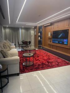 a living room with a couch and a red rug at فندق ليمة الذهبي in Mecca