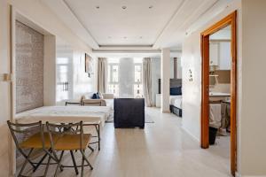 a bedroom with a bed and a table and chairs at Moderne studio au coeur de rabat in Rabat