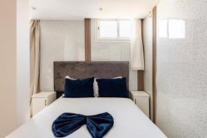 a bedroom with a bed with blue bows on it at Moderne studio au coeur de rabat in Rabat