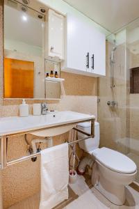 a bathroom with a sink and a toilet at Moderne studio au coeur de rabat in Rabat +10 photos