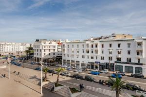 a city with buildings and a street with cars at Moderne studio au coeur de rabat in Rabat