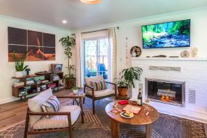 a living room with a fireplace and a tv at Russian River Bungalow in Guerneville