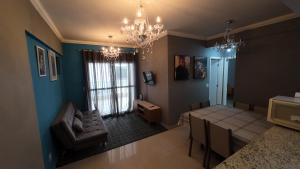 an overhead view of a dining room and living room at Lar dos Santoprete I in Bertioga