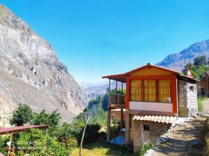 a house in the mountains with mountains in the background at La Casa de Roy in Cosnihua